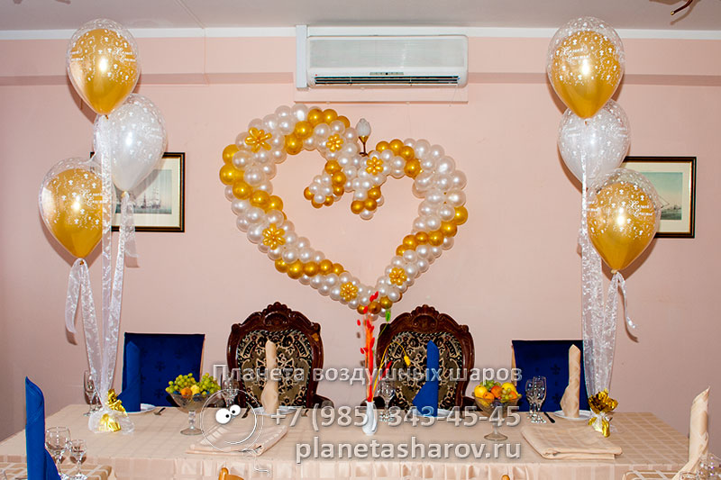 Как стильно украсить свадебный стол с шарами?